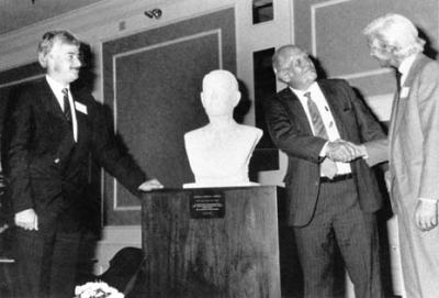 Remise du buste du Général américain Doriot au Président fondateur M. Ken Olsen, pour le 30ème anniversaire de la Digital Equipment Company à Maynard (Boston, USA), en présence de M. David Cooper, chairman de Digital Europe.
