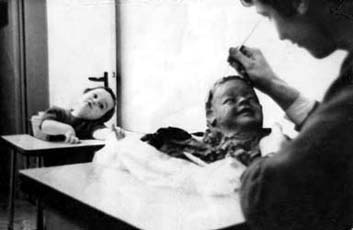 1964 - Modelage du buste d'un enfant