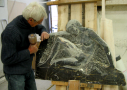 La sculpture en marbre est exposée dans la galerie de l'atelier "Le Chant de la Pierre".