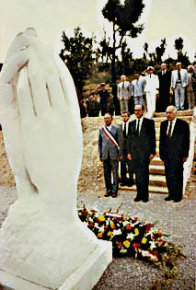 16 août 1986  M. Jacques Chirac se recueille devant le Mémorial du Tanneron