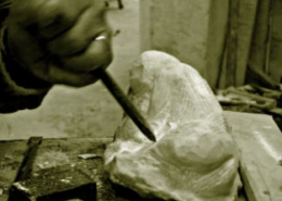 Une sculpture en marbre en cours de création.