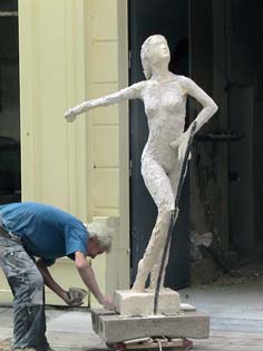 La statue en plâtre  en cours de création