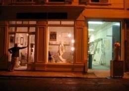 Devanture de l'atelier du 3 rue Niepce, un soir.