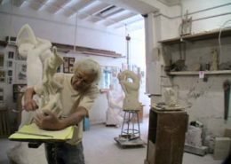 Dans l'atelier : l'artiste et "La Genèse"