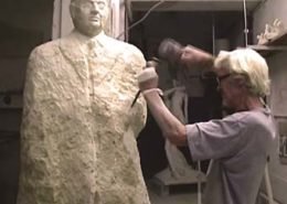 L'artiste sculpte le bras de l'homme