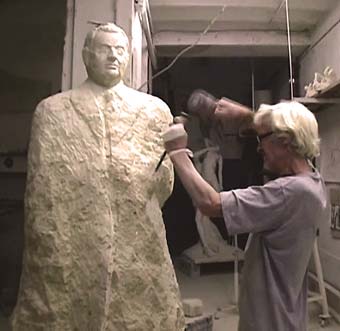 L'artiste sculpte le bras de l'homme