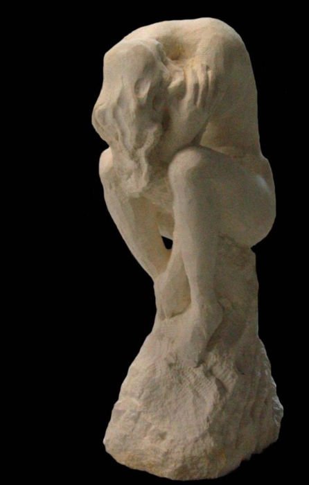 Une statue en taille directe sur pierre