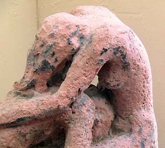 Détail de la sculpture en terre cuite