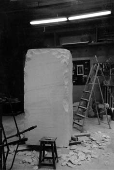 Le point de départ de la sculpture : un bloc de pierre de 2,30 m de hauteur