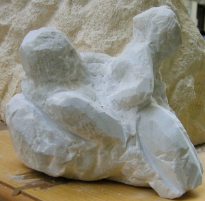 L'aube de la création d'une sculpture en marbre blanc de Carrare :  