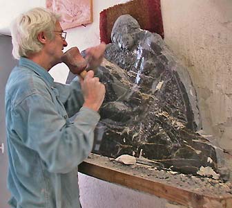 L'artiste sculpte les détails du marbre noir