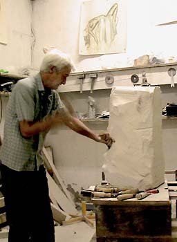 Le sculpteur est face à son bloc de pierre