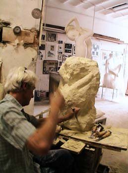 Le sculpteur cherche dans la pierre  le corps d'Adam, d'Eve et la Main de Dieu