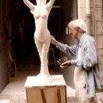22/10/08 : le sculpteur a mis en place les bras et les mains de la sculpture