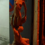 Un soir, devant l'atelier... La sculpture réagit à la lumière et devient flamboyante.