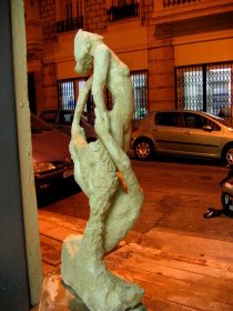 "Antigone" capte la lumière... et se détache des couleurs orangées de la rue Niepce, le soir. L'oeuvre vient d'être nettoyée à l'eau. Par endroits, les zones plus claires qui se dessinent sur la sculpture montrent que la pierre commence à sécher.