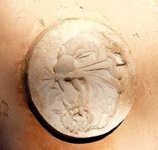 Quelques exemples de bas-reliefs réalisés sur commande : une tête de tigre et l'écusson de la Gendarmerie (Caen)