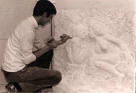 Sculptures de nus en bas-relief