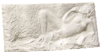 Nu avec drapé, bas-relief en taille directe sur pierre