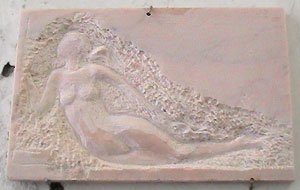 Un petit bas-relief en marbre rose