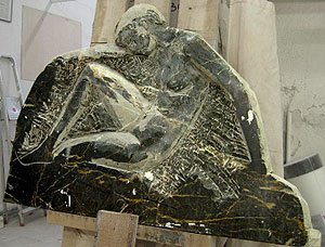 Un bas-relief en marbre noir des Pyrénées