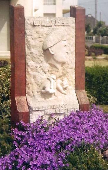 La stèle commémorative le jour de l'inauguration