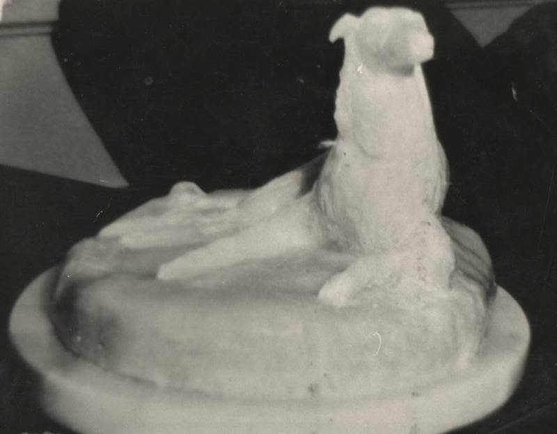 Une petite sculpture en cire d'un borzaï