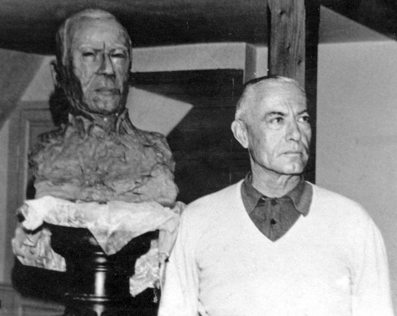 Le début du modelage du buste du marquis