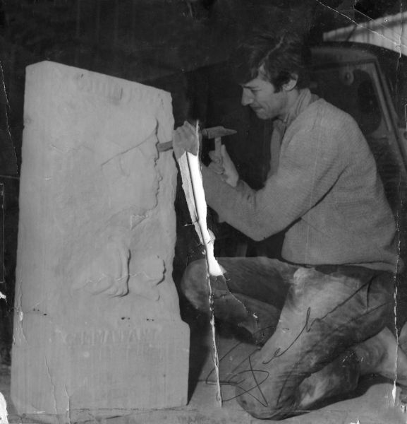 L'artiste sculpte la stèle