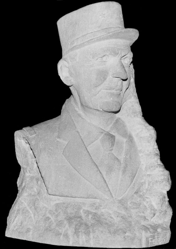 Le buste en pierre du Général le Flem
