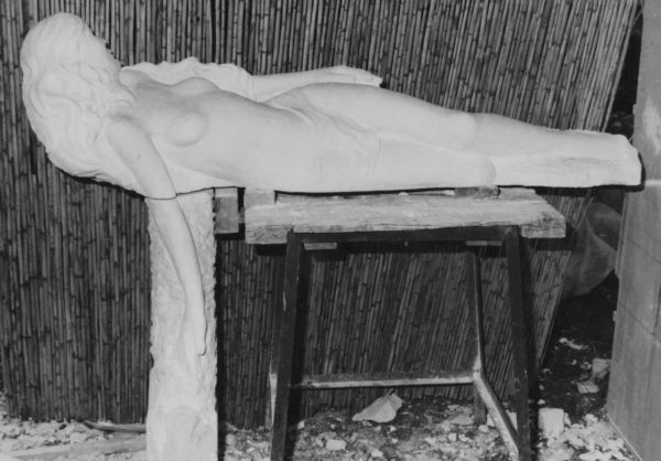 Sculpteur funéraire : création d'un gisant