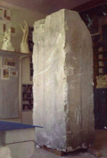Le bloc avant la création de la statue
