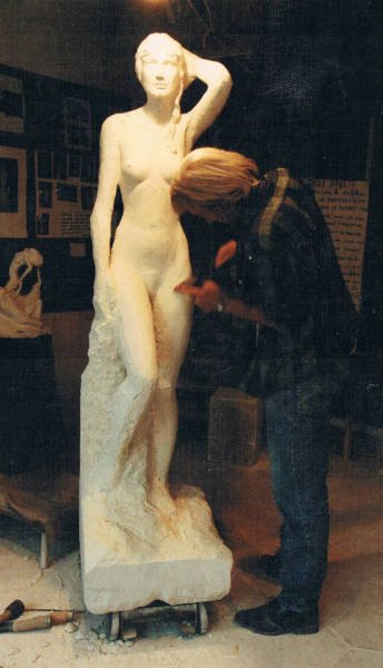 L'artiste sculpte les derniers détails de la statue