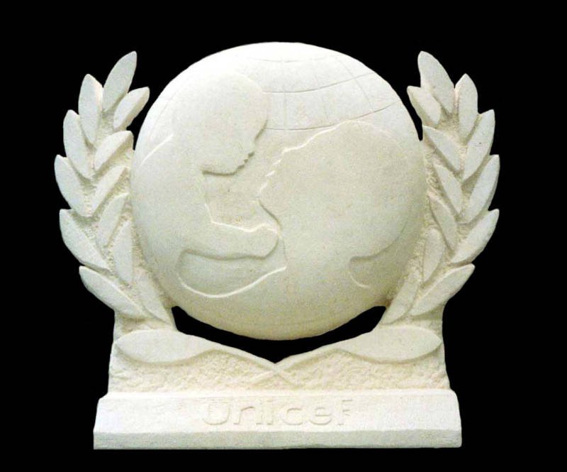 La stèle en pierre créée pour l'UNICEF