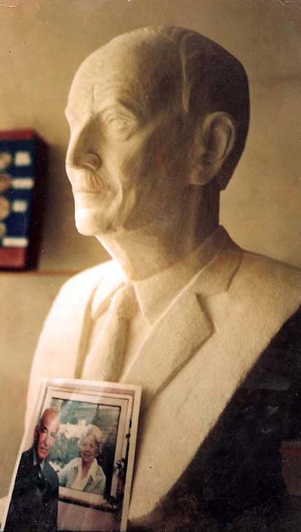 Buste en pierre de Georges F. Doriot