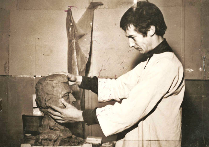 Modelage pour le buste en plâtre de Félix Gaillard