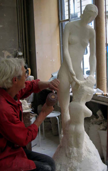 L'artiste sculpte les détails du groupe figuratif
