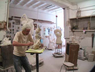 Mai 2008  Le Sculpteur Pétrus dans son atelier niçois