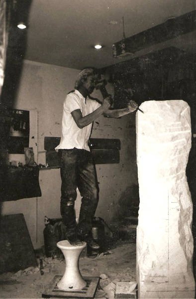 L'artiste sculpte une statue dans le bloc de pierre