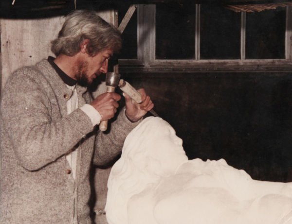 la sculpteur crée un gisant