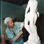 Démonstration de sculpture devant les visiteurs. Ici, le sculpteur travaille "L'Adolescence Crucifiée"