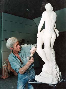 Démonstration de sculpture devant les visiteurs. Ici, le sculpteur travaille "L'Adolescence Crucifiée"