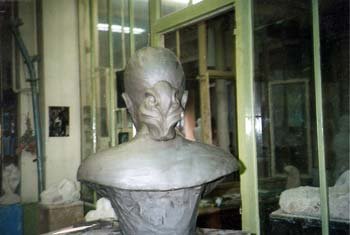 Le buste, vu de dos : les détails des cheveux sont aussi représentés.