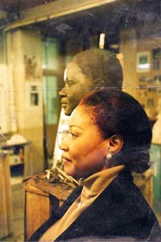 Mme Gankou en séance de pose pour son buste en bronze