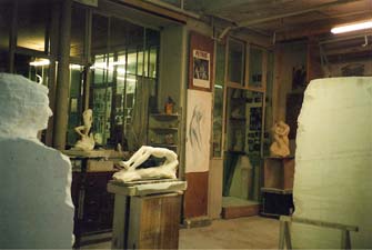 L'ancien atelier du sculpteur à côté de la Bastille Au centre de l'atelier : la sculpture "Echo" (collection privée)