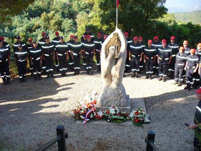 Cérémonie commémorative devant le monument  en présence des sapeurs pompiers varois