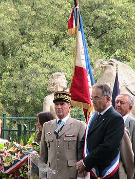 M. Sylvain Buzenet, maire de Claviers et le General Texeraud