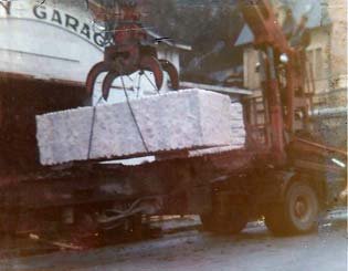 Le bloc de pierre de Chauvigny Marbrier à son arrivée à l'atelier