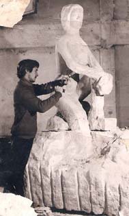 Photo : Olivier Pouillard, Studio Véronique (La Ferté Macé, Orne) L'artiste sculpte en taille directe une oeuvre monumentale