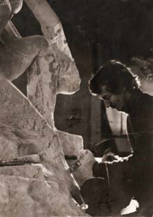 Photo : Olivier Pouillard, Studio Véronique (La Ferté Macé, Orne) Le sculpteur détaille les pieds du monument
